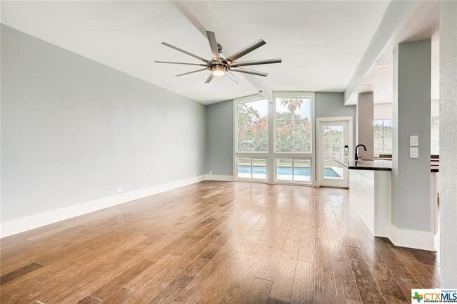 Foto del edificio - 921 Ivy Ln