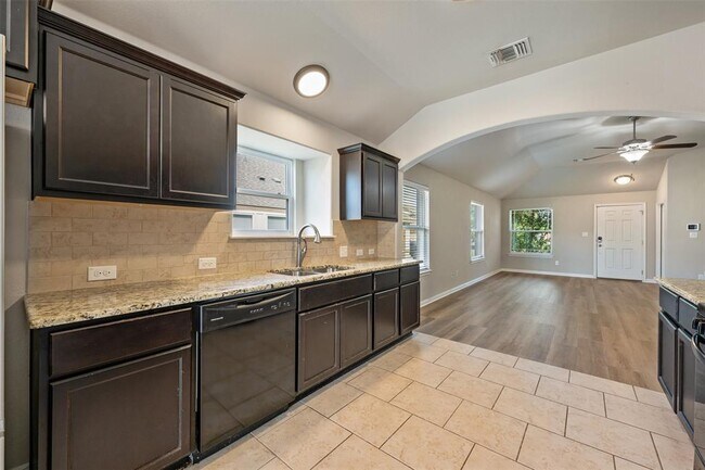 Foto del edificio - 5641 Sacco St