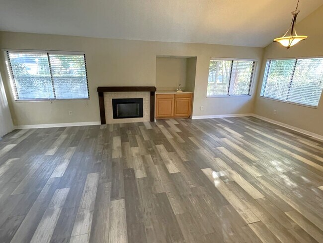 Building Photo - 126 W York Ct