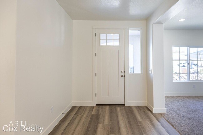 Building Photo - 6 br, 3.5 bath House - 3332 Livia