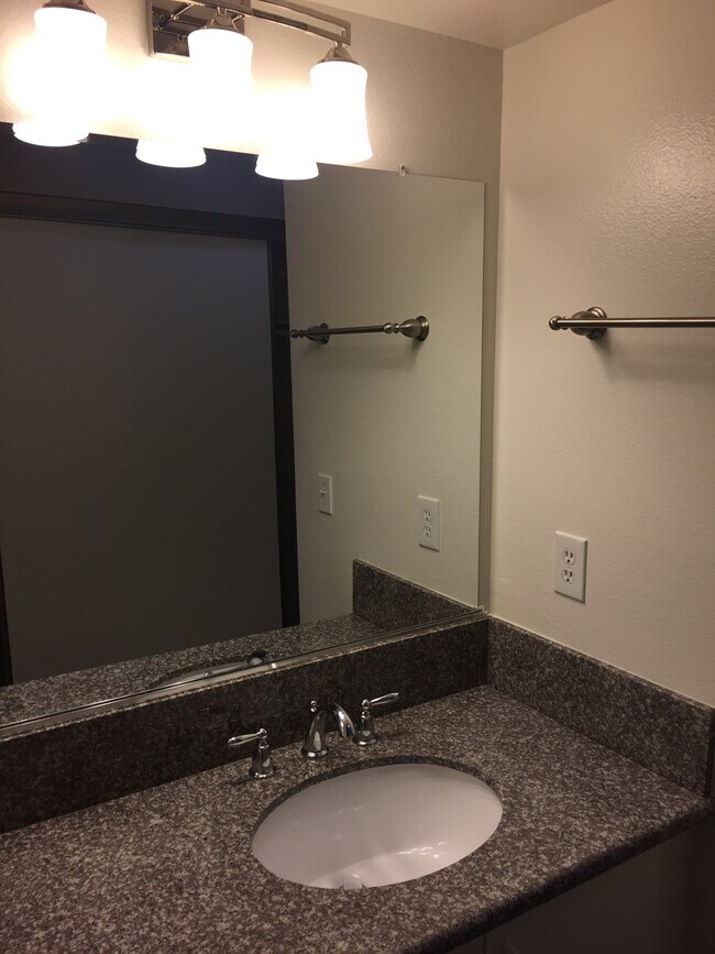 Foto del edificio - Large Condo with 2 bedrooms, 2 baths