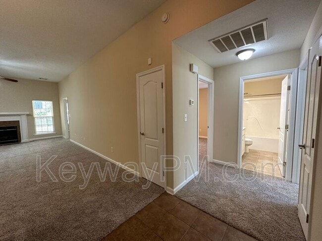 Foto del edificio - 2136 Sylvan Lake Dr