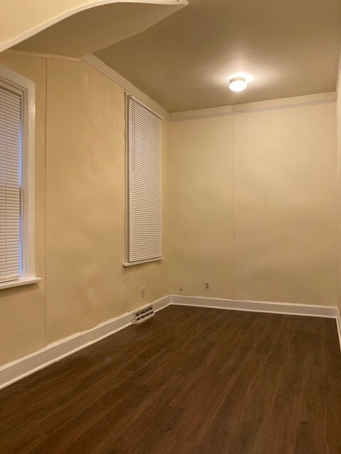 Building Photo - 1450 W Wellington Ave