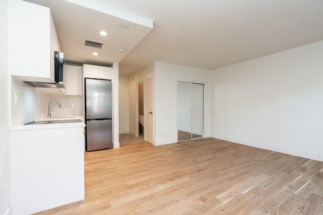 Building Photo - 55 Hendrick Ave