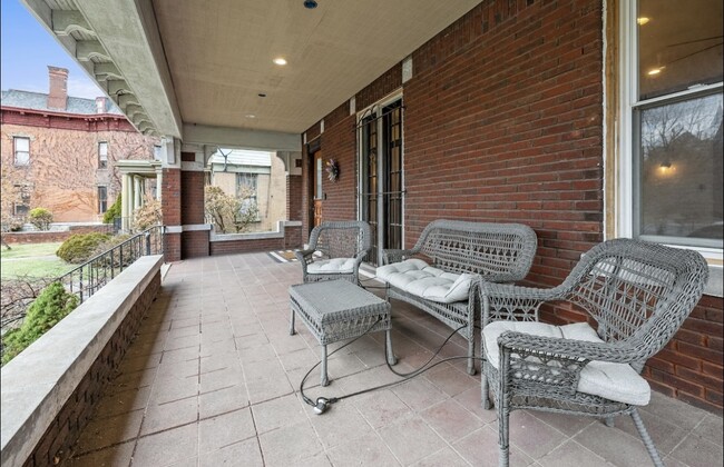 Extra large front porch to watch the city skyline sunsets! - 84 Hamilton Park