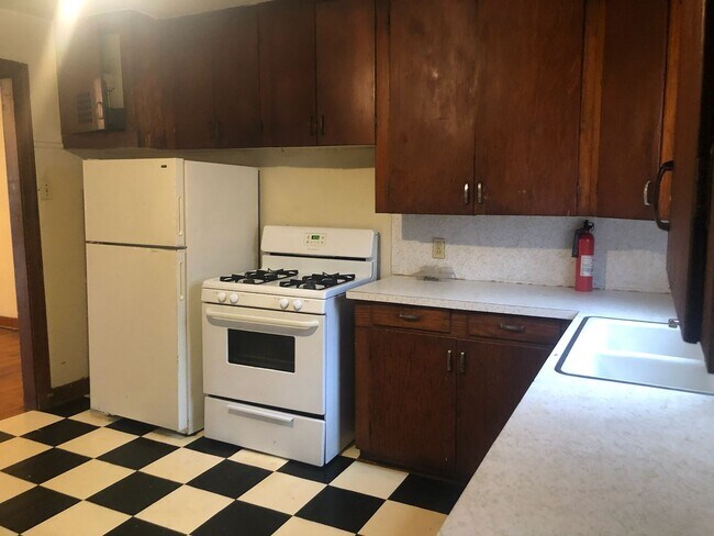 Building Photo - Walk to LSU! 2 BR 1 bath