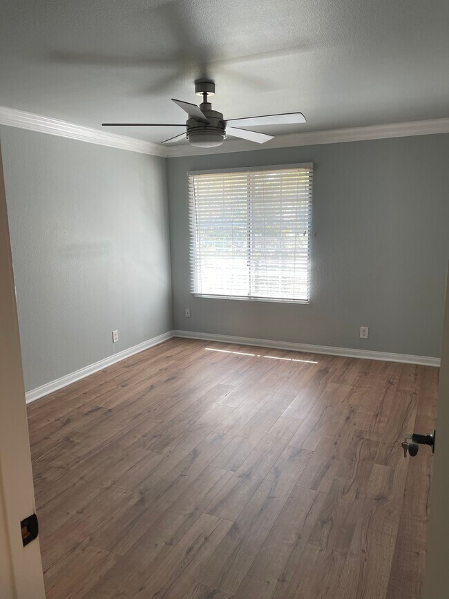 Primary bedroom - 5525 Canoga Ave
