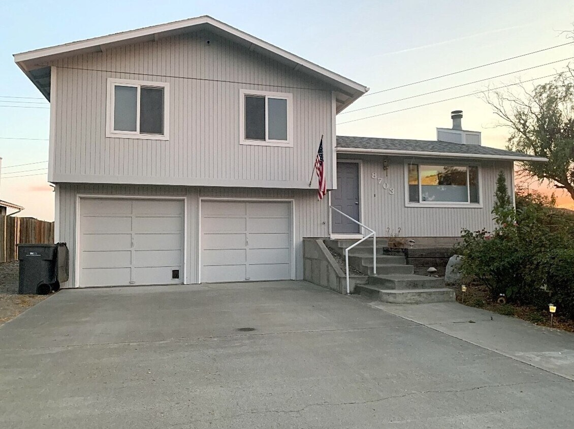 Primary Photo - Single Family House in Kennewick!
