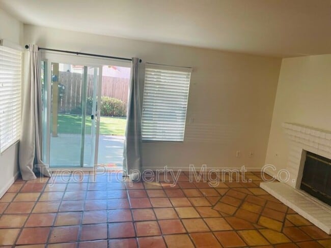 Building Photo - 802 E J St