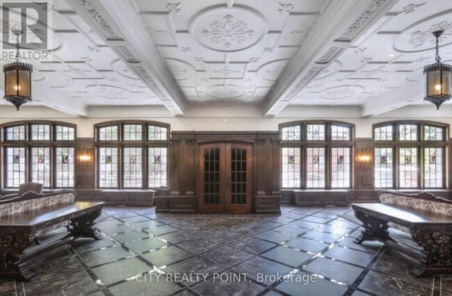 Building Photo - 2 Clarendon Ave