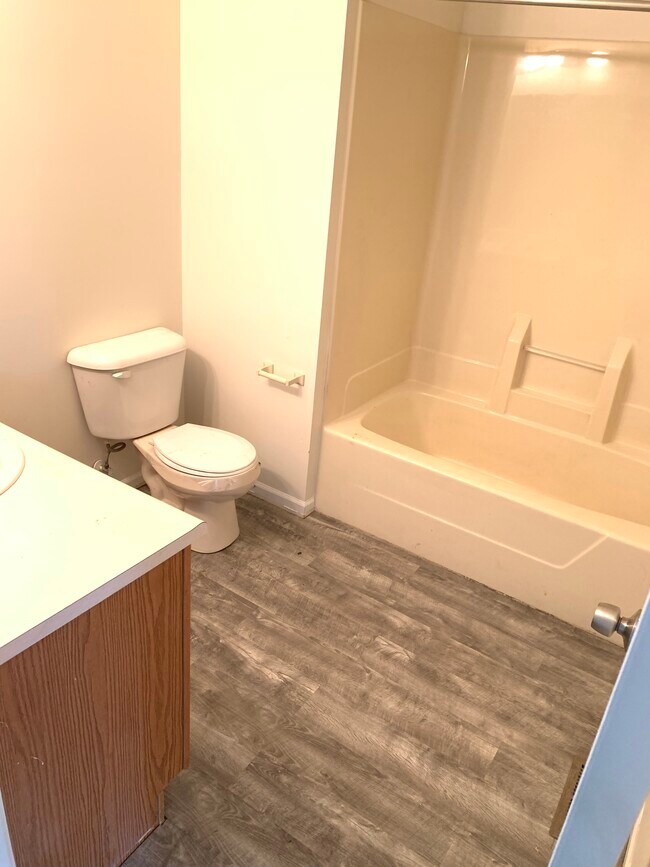 2nd Floor Full Bathroom - 5424 Nighthawk Dr