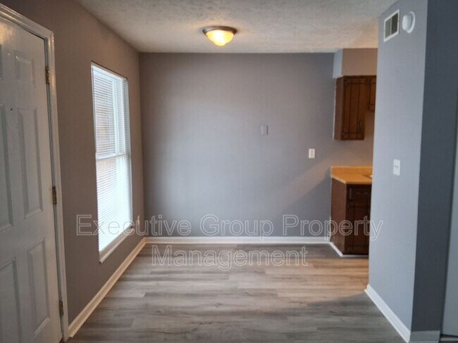 Foto del edificio - 266-11 Elmwood Dr.