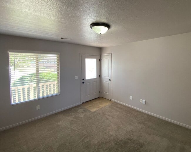 Foto del edificio - 2 bed 1 bath TwinHome with great views!