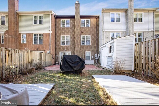 Building Photo - 9612-9612 Hillock Ct
