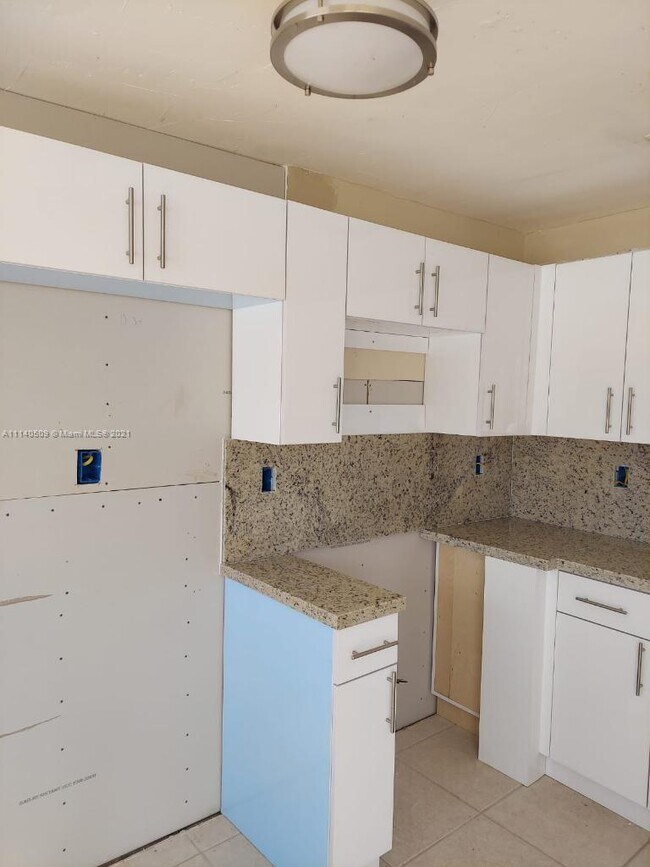 Building Photo - 5810 SW 38th Ct