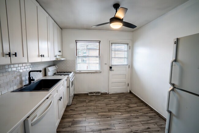 Building Photo - 4323 Elm St