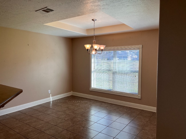 Building Photo - 117 W Tyler Ln