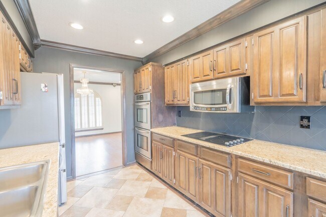 Foto del edificio - Price drop! Recently updated 3 bed/ 2 bath...