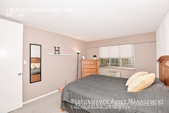 Foto del edificio - Stunning 2BD East Side Condo with Lake Views!