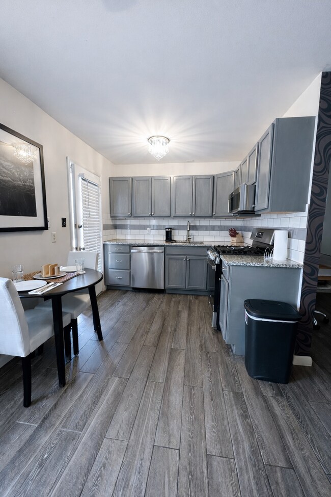 Foto del edificio - 1 Bed / 1 Bath – All Bills Paid, Washer & Dryer Included, Tile Floors, Pool & Prime Location!