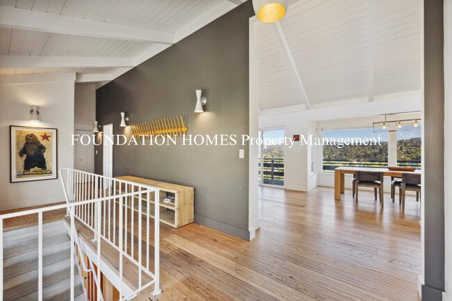 Building Photo - 4BD/3.5BA Indoor/Outdoor Living in Coveted...