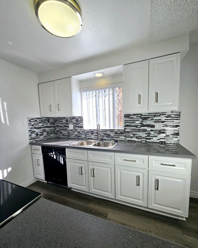 Foto del edificio - Harmony Court Apartments