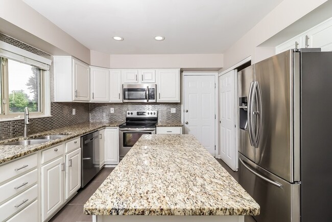 Foto del edificio - 8133 Rose Petal Dr