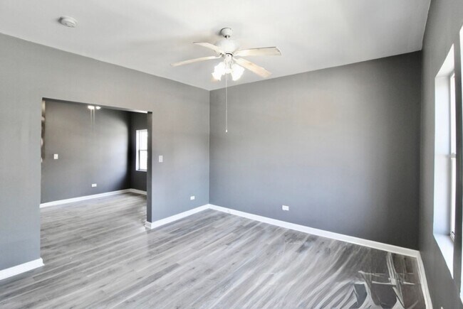 Foto del edificio - 2457 W 47th Pl