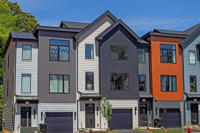 Foto del edificio - Brand-New Fry's Spring Townhome Near 5th St Station, Downtown, & UVA
