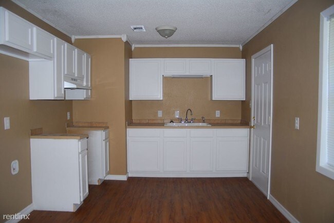 Building Photo - 3 br, 1.5 bath House - 2534 Tandy Dr