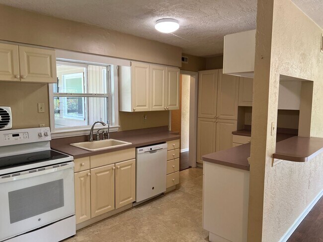 Foto del edificio - 3 Bedroom 2 Bath Single Family Home w/Gara...