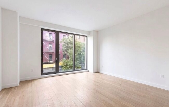 Foto del edificio - 446 W 44th St