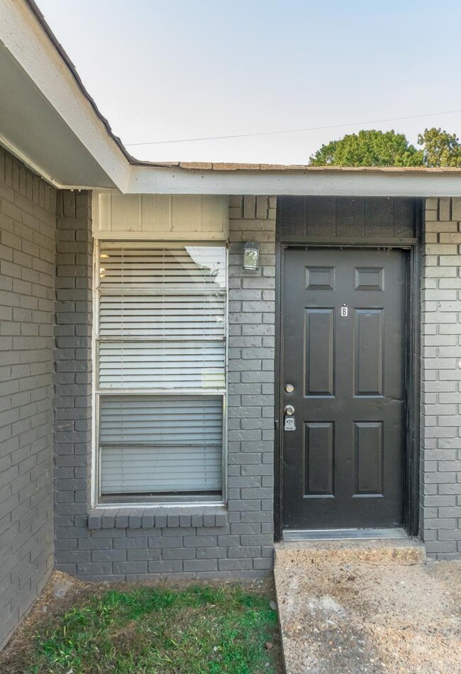 Building Photo - 19 E Laramie Dr
