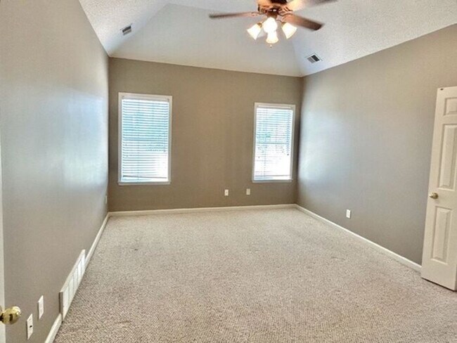 Foto del edificio - Now leasing a spacious 3 bedroom 2 bath ho...