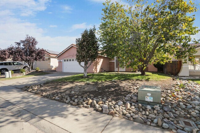 Building Photo - 5546 Sage Dr