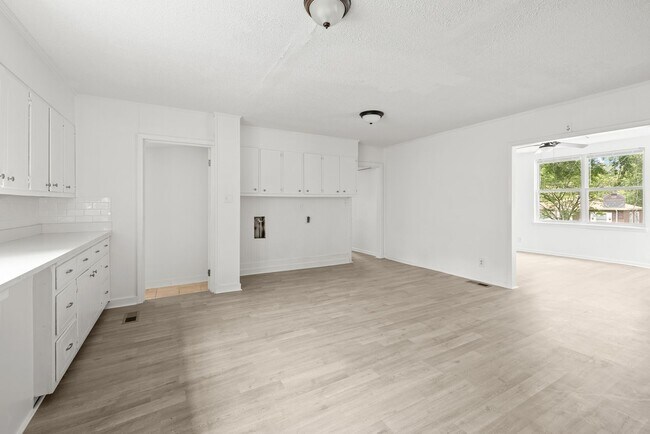Building Photo - Charming 3 Bedroom, 2 Bathroom house