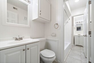 Building Photo - 711 Holiday Dr