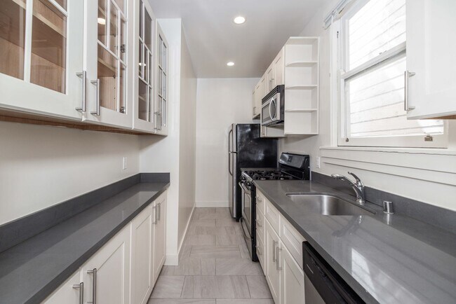 Foto del edificio - Parking! 2BR. Private Patio!  DISHWASHER! On-Site LAUNDRY! HARDWOOD!