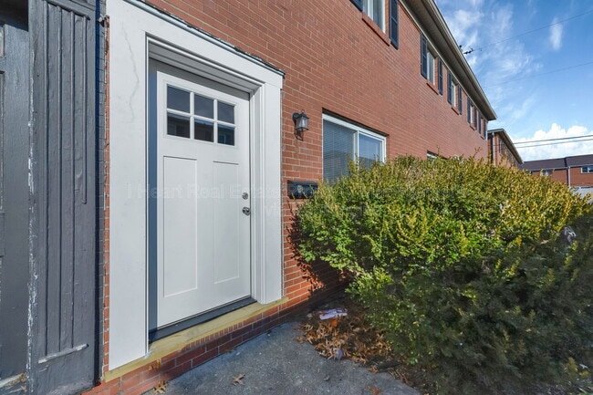 Building Photo - 870 N Meadows Ct