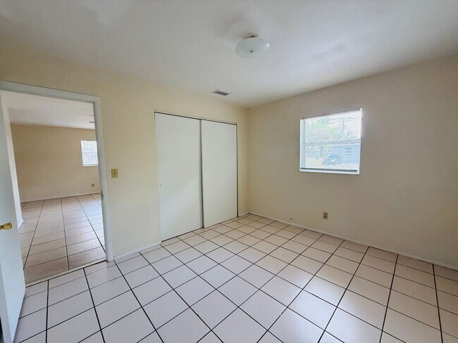 Foto del edificio - Affordable 2 Bedroom, 1 Bath half duplex in North Tampa