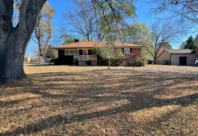 Building Photo - Welcome to this adorable 3-bed, 2-bath brick ranch, nestled in the heart of Gastonia, NC