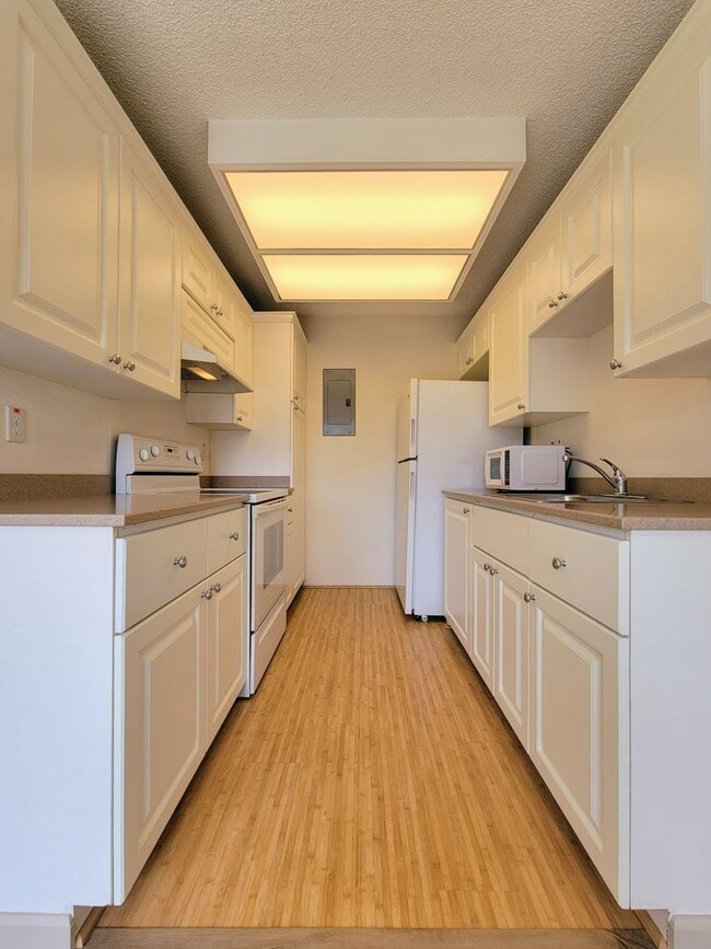 Foto del edificio - Avaliable now : A 2 Bedroom, 1 bathroom with 2 assigned parking stalls at Royal Palm in Waipio