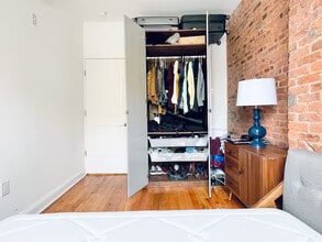 Building Photo - Bushwick Exposed brick, 23 mins to Manhatt...