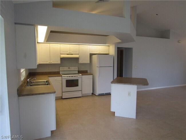 Building Photo - 1529 SW 15th Pl