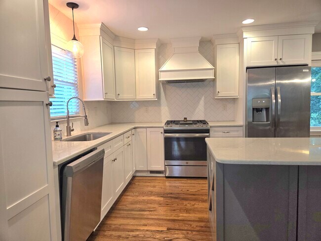 Foto del edificio - 6126 Netherwood Dr