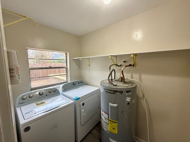 Foto del edificio - Spacious 3-Bed, 2-Bath Home with Private Yard in NW Gainesville