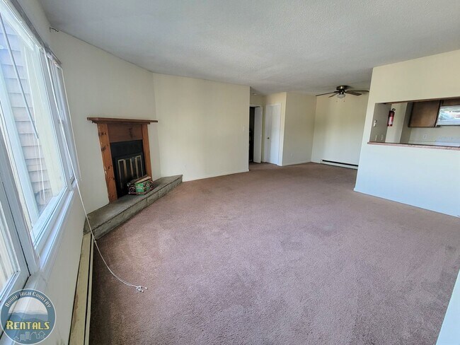 Building Photo - 2 bedroom Condo With Great Location!