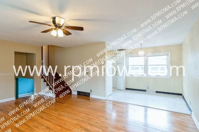Foto del edificio - Uniquely Painted 3 Bedroom Home in Windsor...