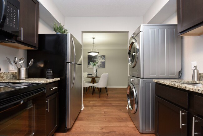 Cocina con lavadora y secadora. - The Preserve at Crestwood
