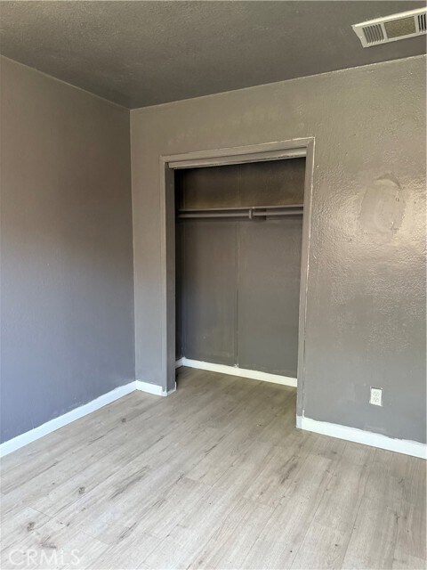 Foto del edificio - 1030 W Latham Ave